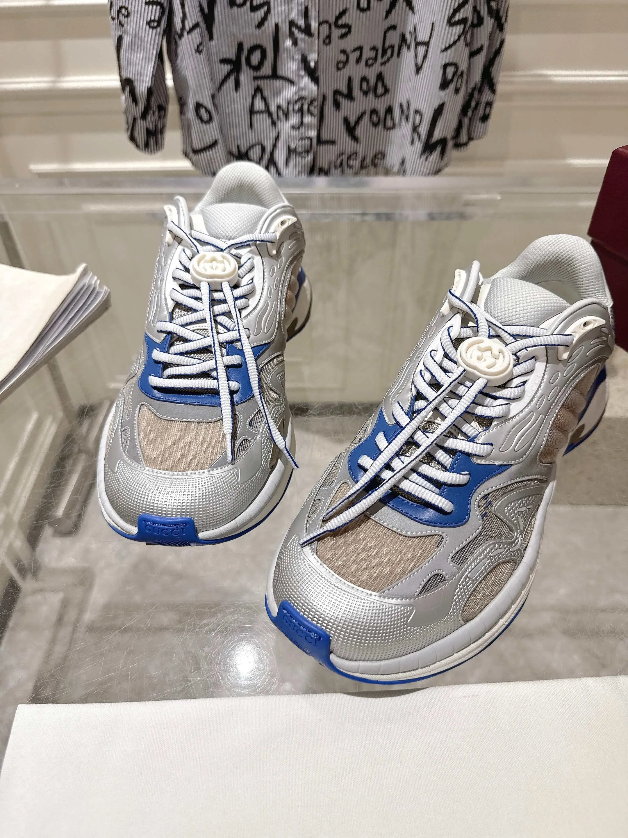 👟👟Ex-factory price 980👟👟Upgraded version with airplane case Gucci Gucci 25ss hot new style couple style retro sports shoes dad shoes This Gucci 2.0 reinterprets the brand's iconic striped webbing elements. This new interpretation of iconic details uses EVA thick soles with a smart silhouette, bringing a stable and comfortable wearing experience. Delivered in exquisite packaging. Fabric: Made of original imported cowhide/technical fabric. Inner foot pad: Breathable mesh. Heel height: 4cm. Sole: Original customized ultra-light foam rubber outsole. Size: 35-45 (women's size 40, men's size 45, custom-made, non-returnable)